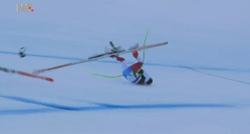 VIDEO Težak pad švicarskog skijaša na spustu, ostao je nepomično ležati